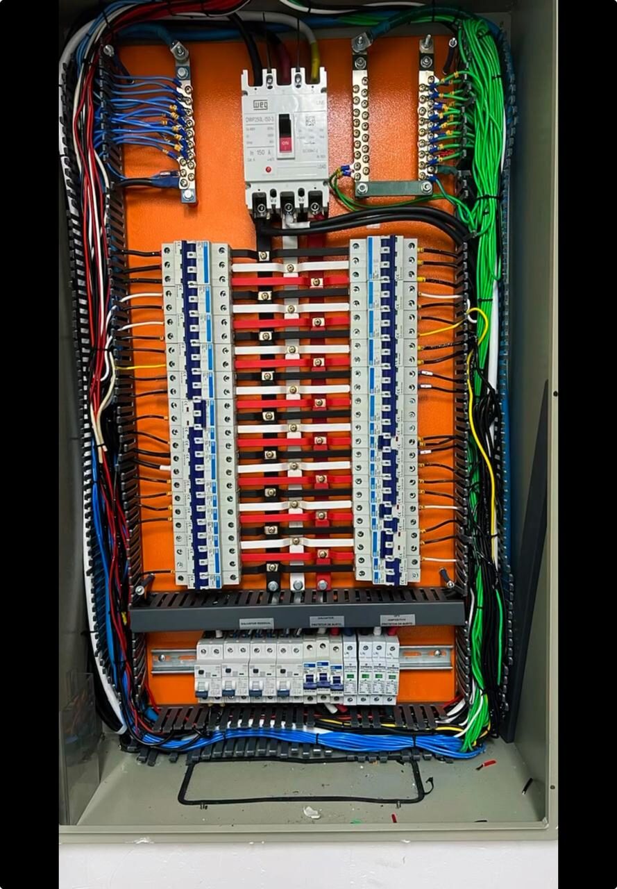 Quadro de distribuição elétrica aberto durante manutenção preventiva realizada pela Stec Engenharia