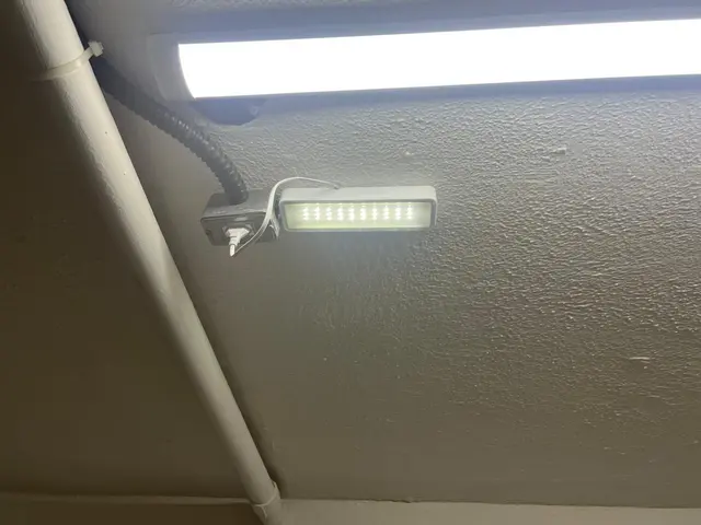 Instalação de luminária de LED em forro comercial