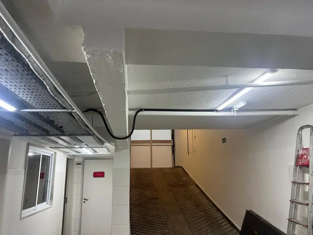 Instalação elétrica em corredor técnico
