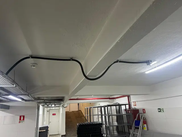 Passagem de cabeamento em área de servidores