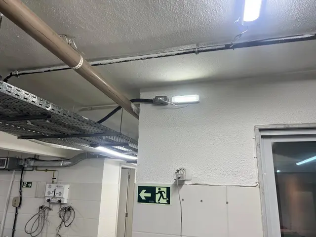 Luminária de LED instalada em corredor