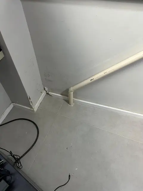 Reparo de tubulação hidráulica em ambiente comercial