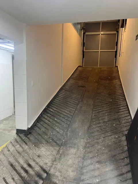 Corredor de área comercial após manutenção predial