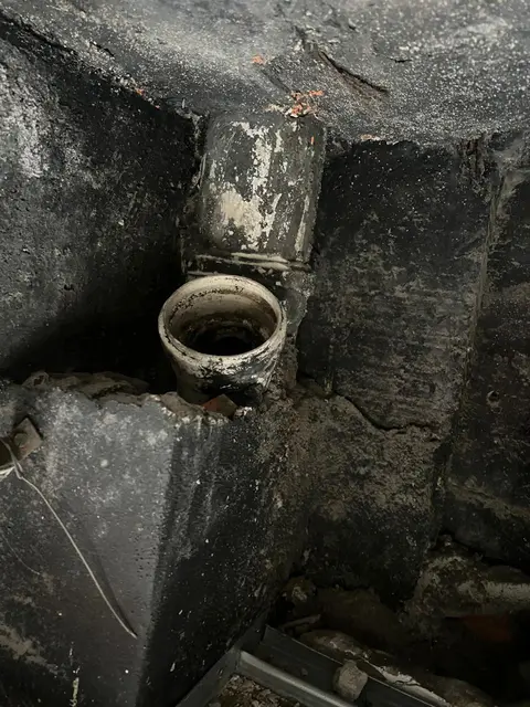 Técnico executando manutenção em quadro elétrico