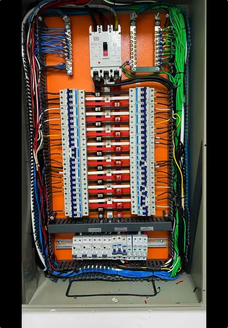Quadro de distribuição elétrica organizado após manutenção